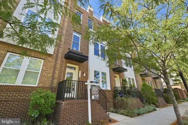 1132 S Glebe Rd, Arlington