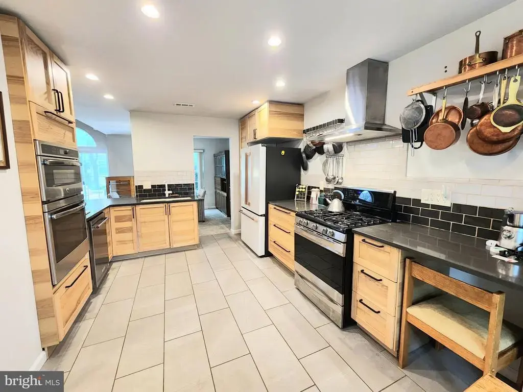 15 Laurel Cir, NEWTOWN