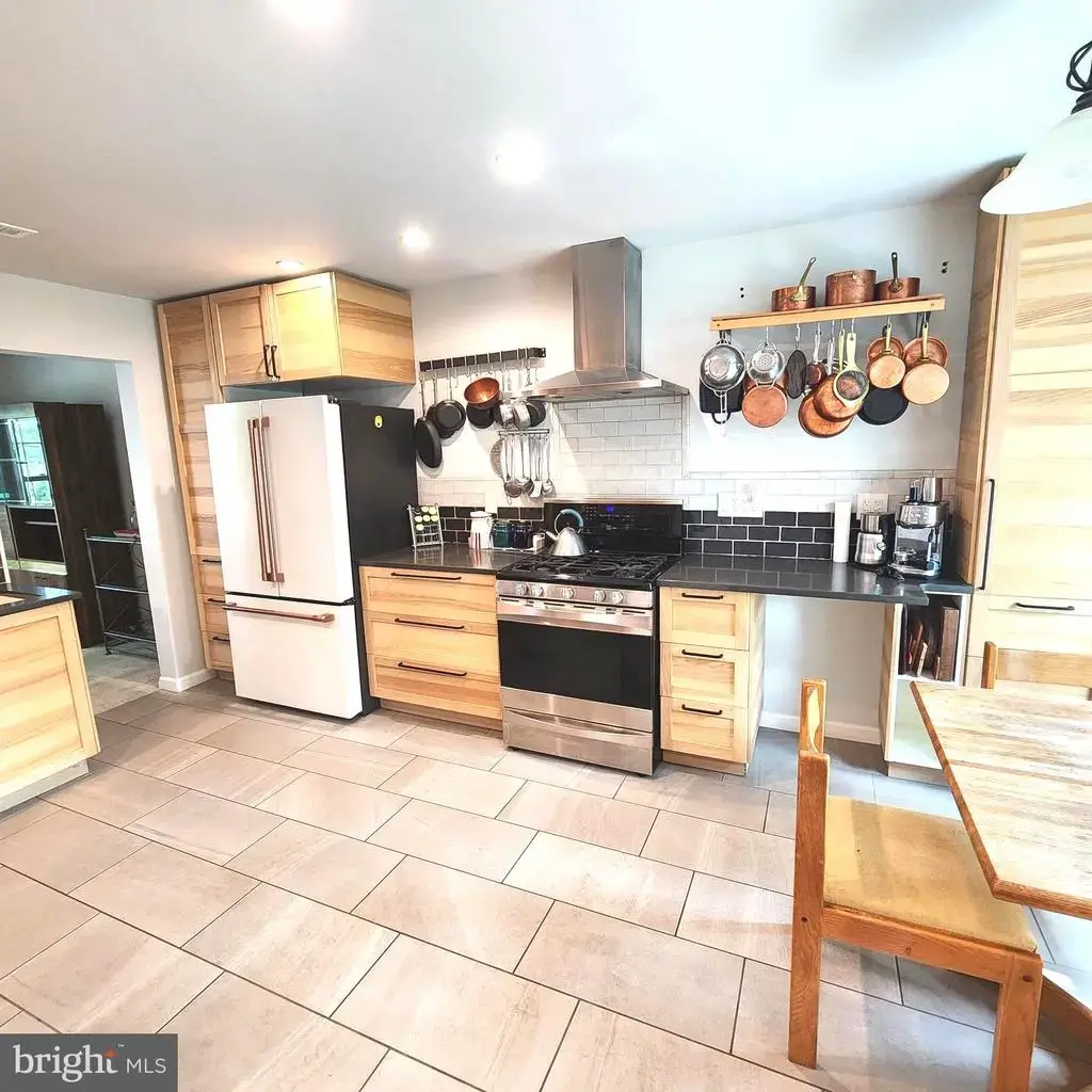 15 Laurel Cir, NEWTOWN