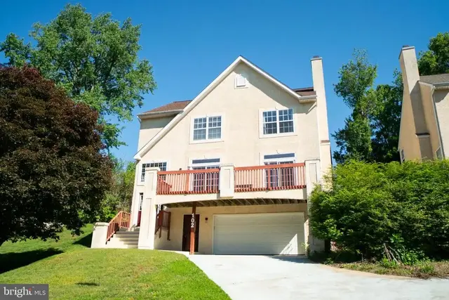 102 Thomas Ln, Newark