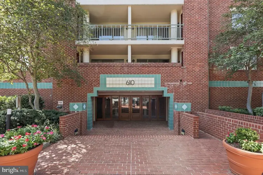 610 N West St #303, ALEXANDRIA