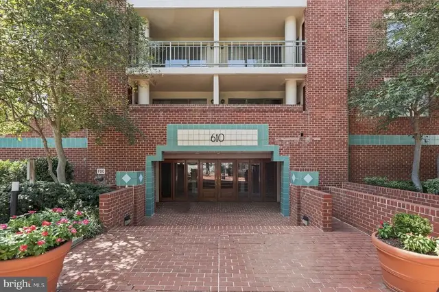 610 N West St #303, Alexandria