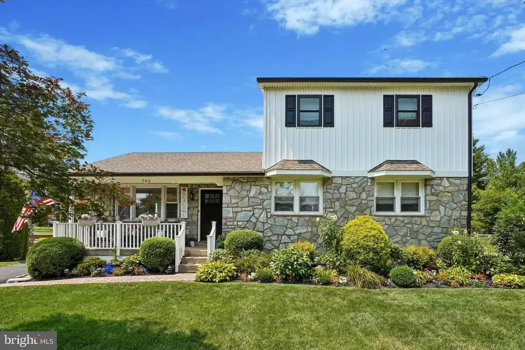 705 Hollow Rd, PHOENIXVILLE