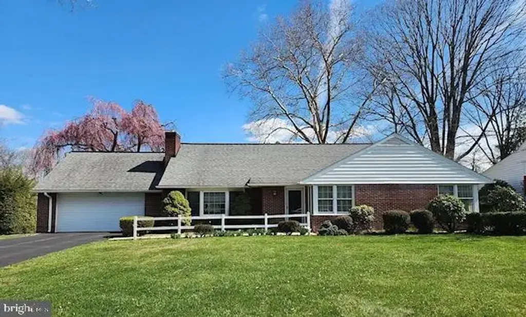 1976 Sterling Pl, LANCASTER