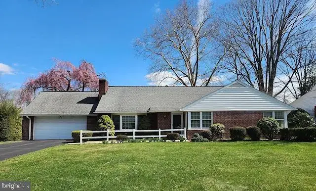 1976 Sterling Pl, Lancaster