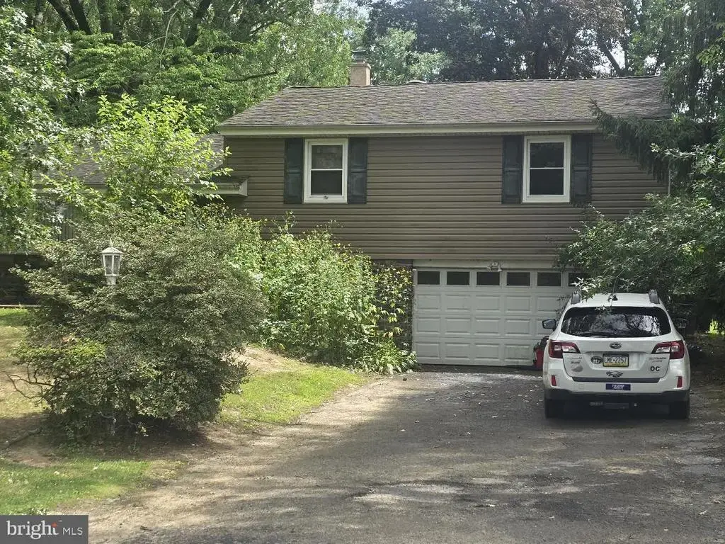 126 Valley Dr, SOUTHAMPTON
