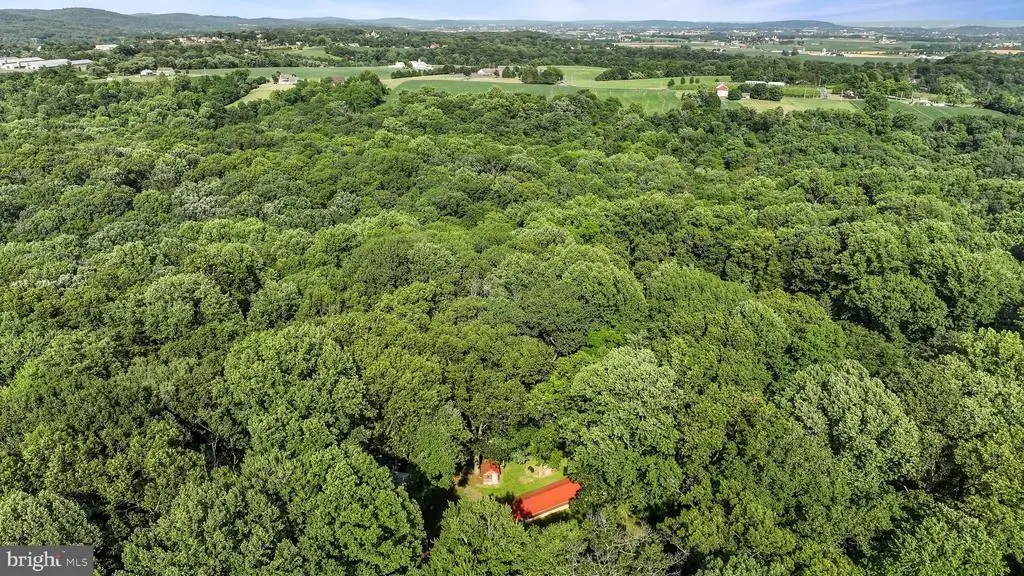 233 Acorn Ln, LITITZ