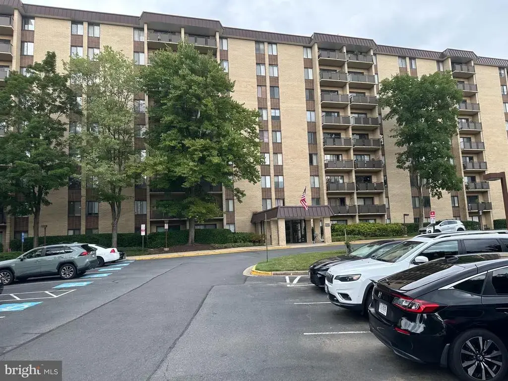 3100 S Manchester St #832, FALLS CHURCH