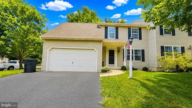 100 Meadowcroft Dr, Lancaster