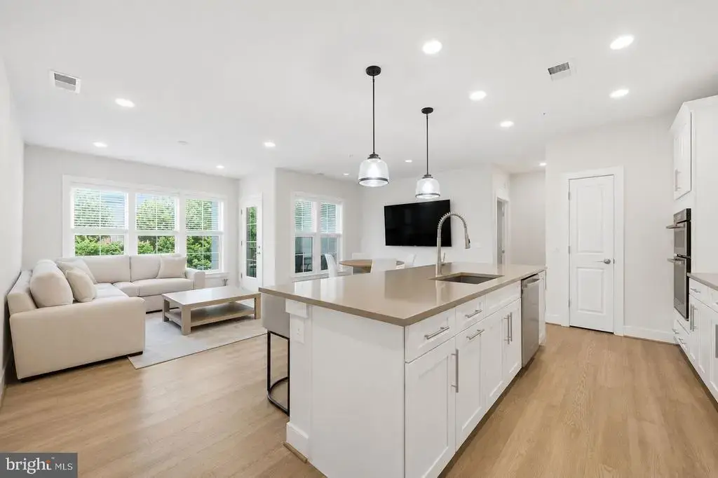 210 Decoverly Dr #205, GAITHERSBURG