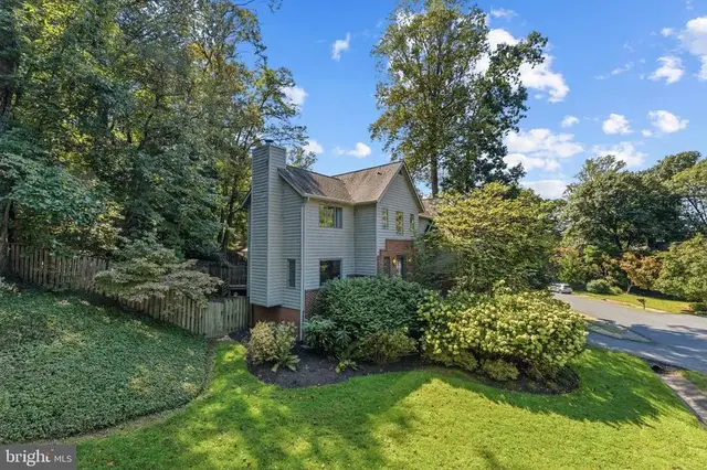 7337 Hooking Rd, Mclean