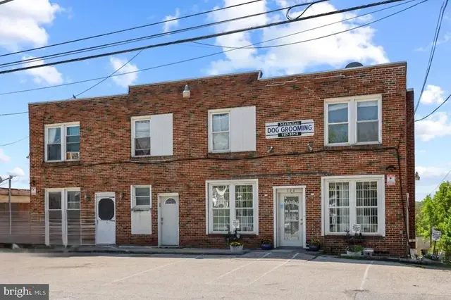 326 E Broadway, Red Lion