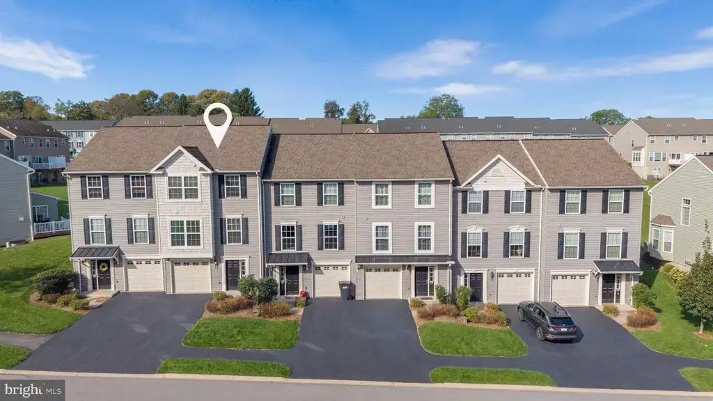 216 Kestrel Ln, BOALSBURG