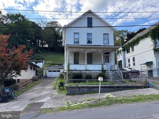 432 Pine Ave, Cumberland