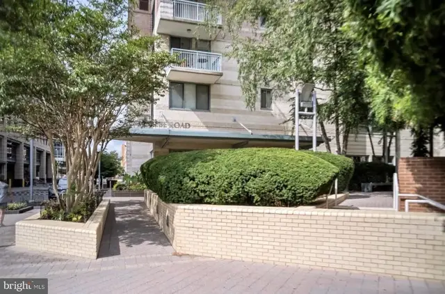 851 N Glebe Rd #402, Arlington