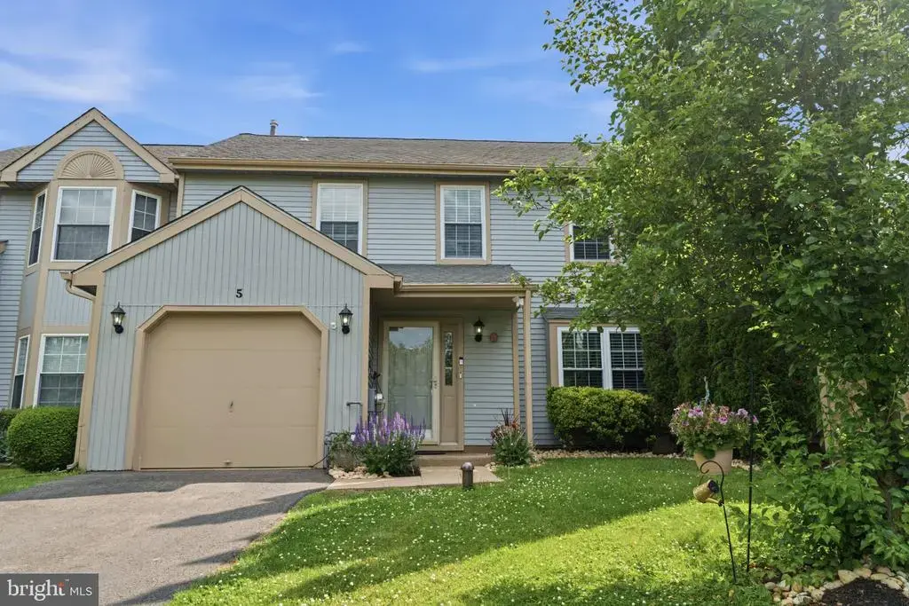 5 Locust Ln, NEWTOWN