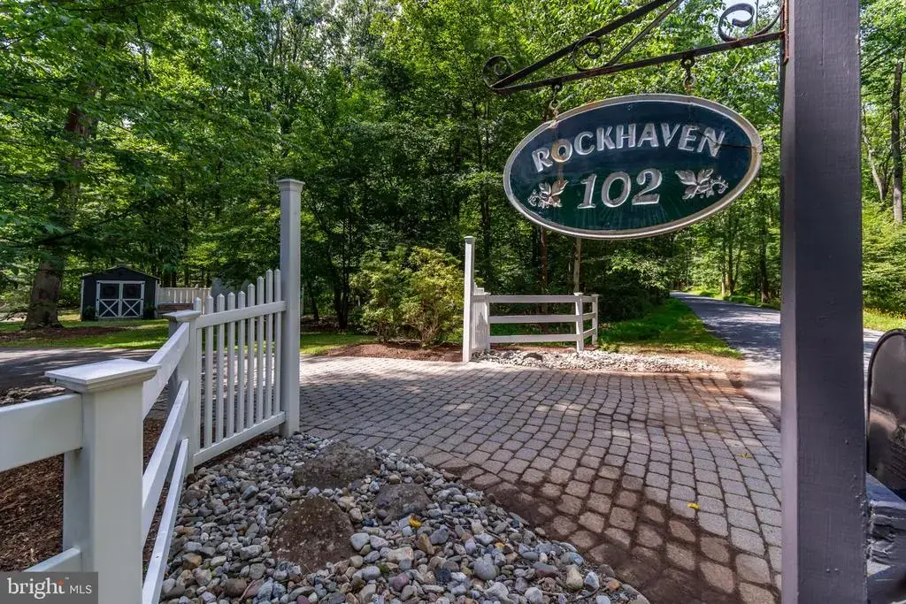 102 Lindbergh Rd, HOPEWELL