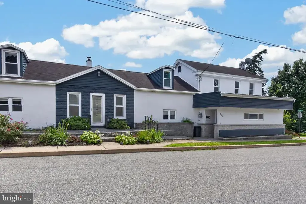 676 W Market St, MARIETTA