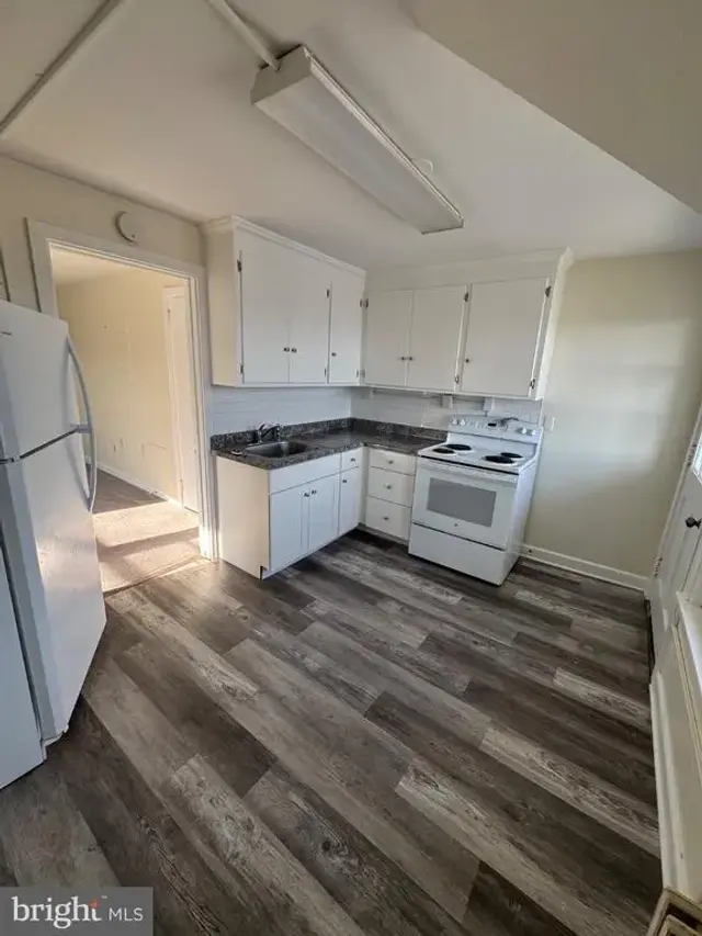 100 W Main St #6, New Holland