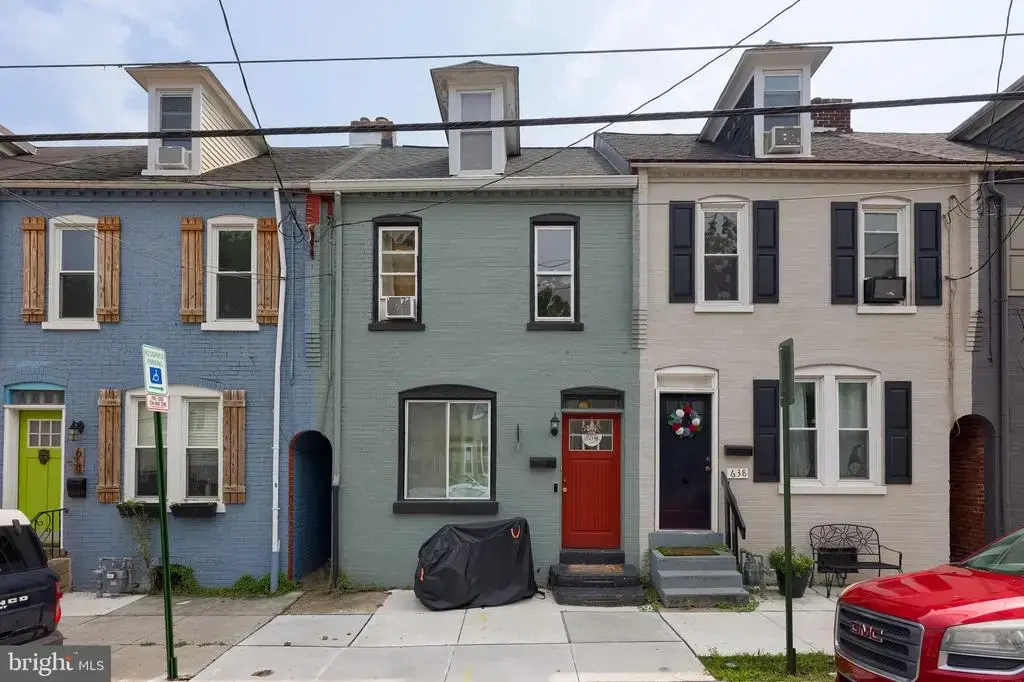 636 1st St, LANCASTER