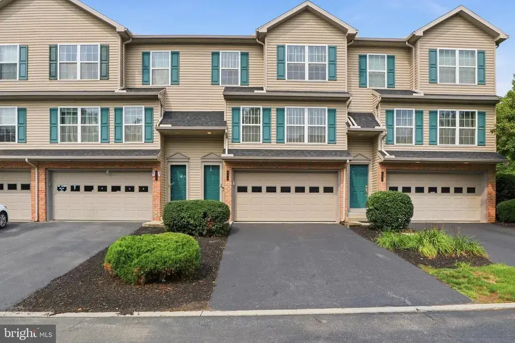 555 Meadow Croft Cir, MECHANICSBURG