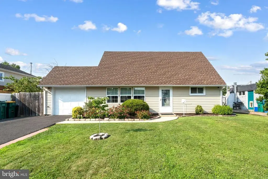 54 Mayflower Rd, LEVITTOWN