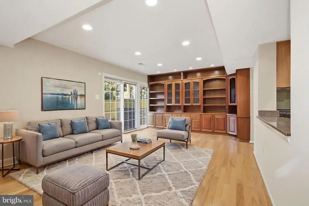 6426 Hollins Dr, BETHESDA