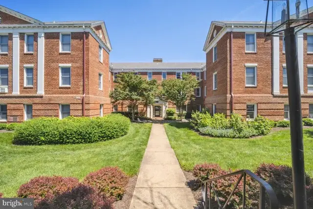 906 S Washington St #302, Alexandria