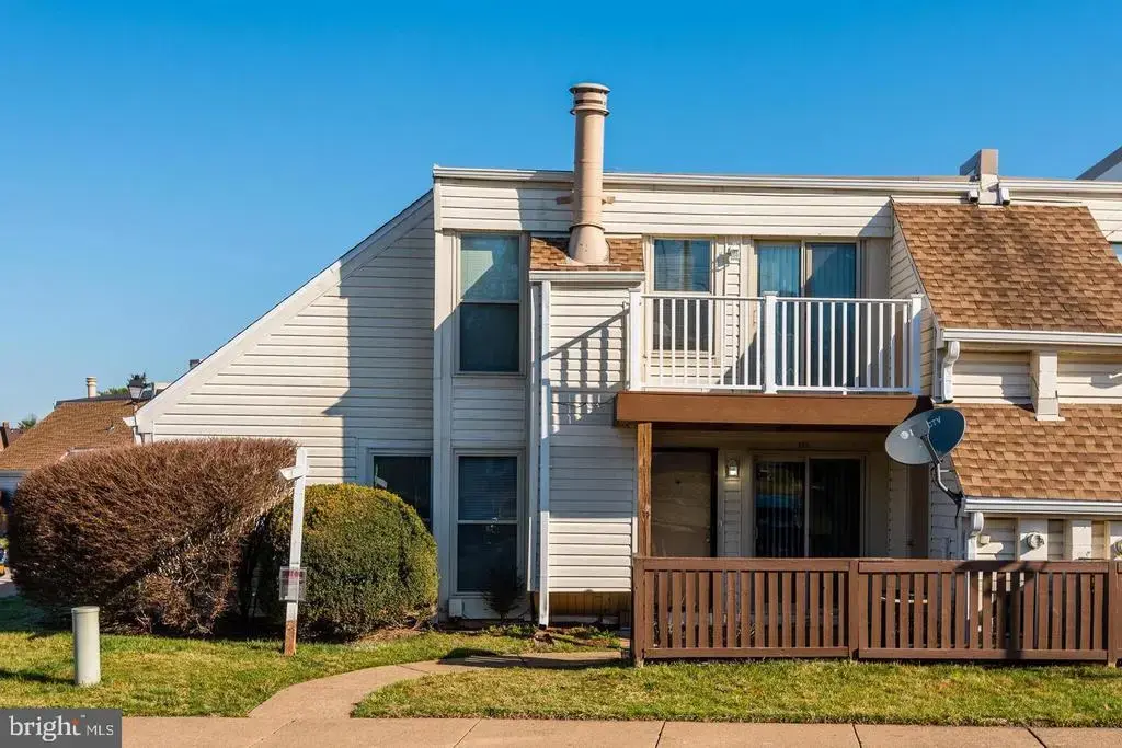 1001 Warwick Ct, STERLING
