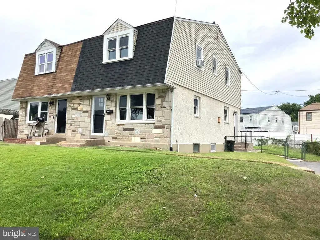 1313 Langley St, TRAINER