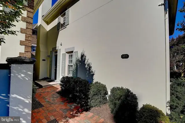 1011 N Pitt St, Alexandria