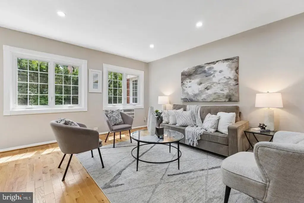 1024 Valley Dr, ALEXANDRIA