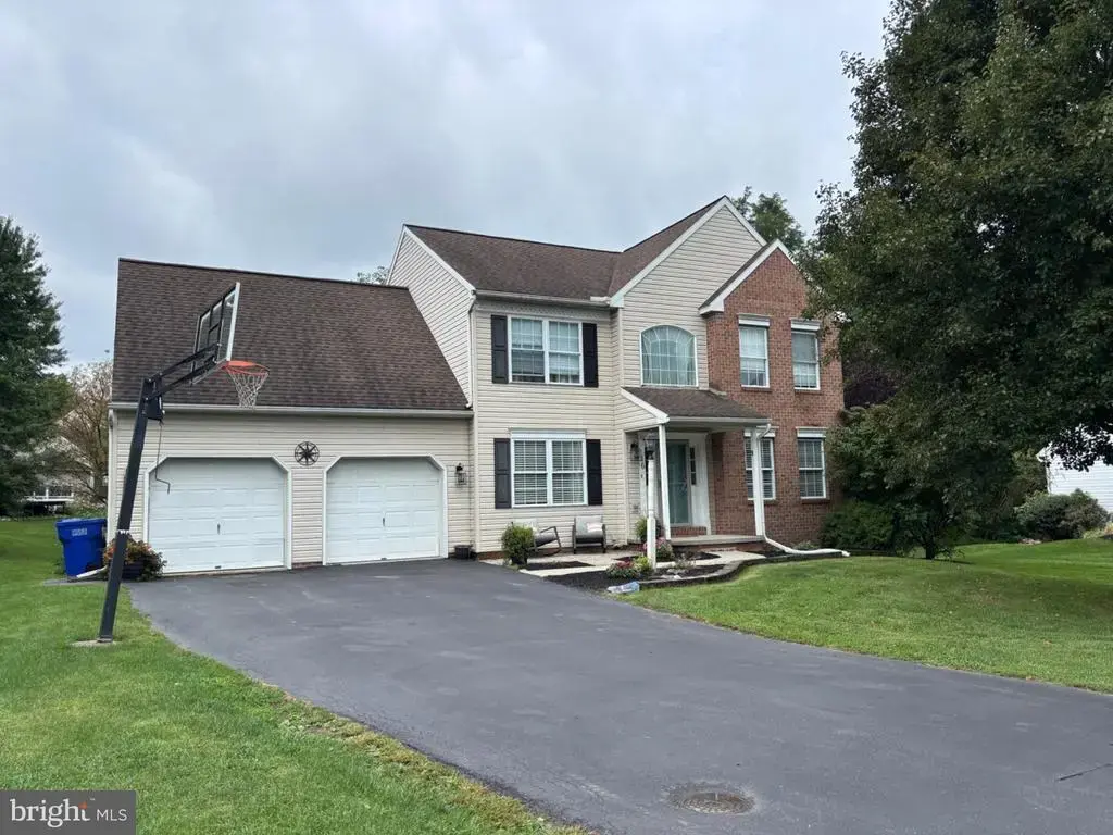 16 Hemlock Dr, LANCASTER