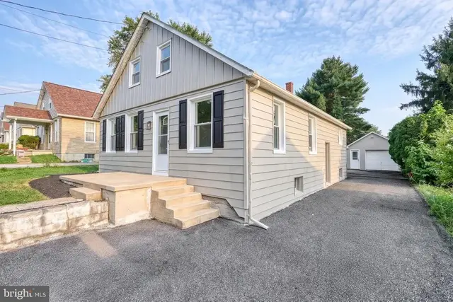 16 E Tolna Rd, Shrewsbury