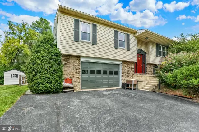 809 Evergreen Dr, Reading