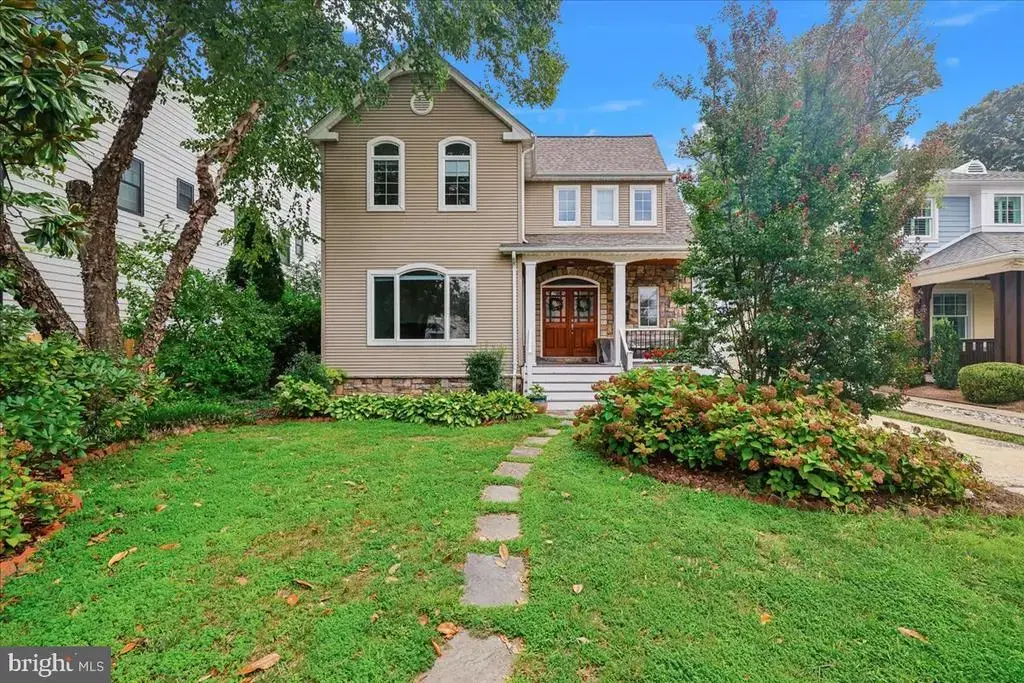 904 Lincoln Ave, FALLS CHURCH