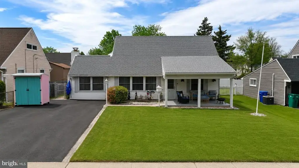 31 Micahill Rd, LEVITTOWN