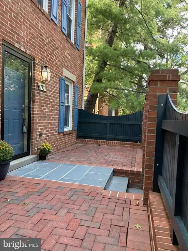 740 N Vermont St, Arlington
