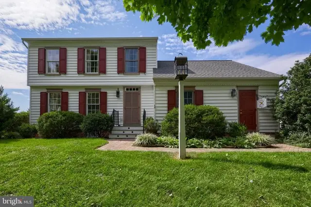 348 Squire Ln, Lititz