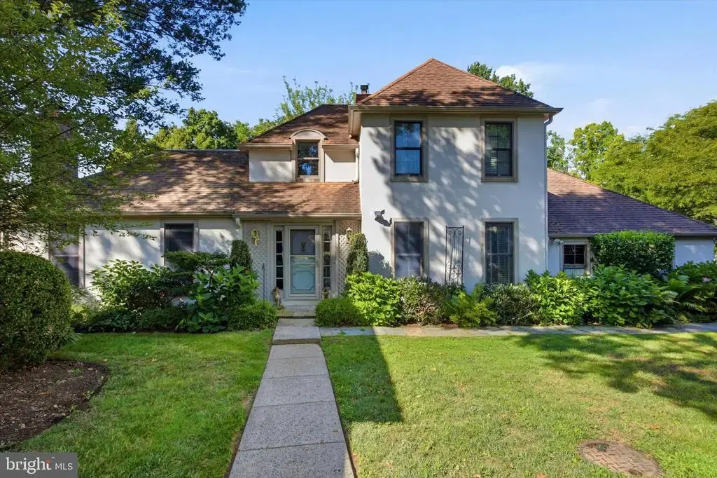 19 Highfield Ln, WAYNE