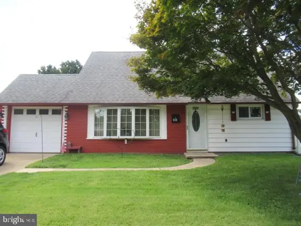 45 Queensbridge Rd, LEVITTOWN