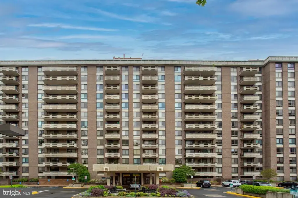 1808 Old Meadow Rd #404, MCLEAN
