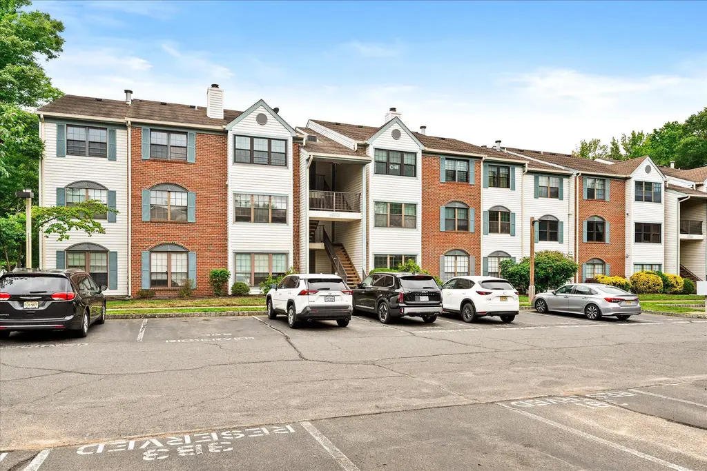 21 Chamberlin Ct, LAWRENCE