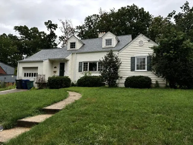 3913 Rose Ln, Annandale