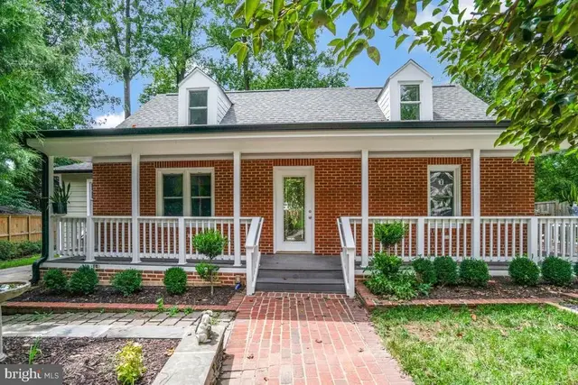 7318 Poplar Ct, Falls Church