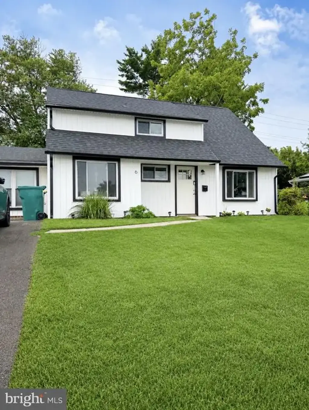 6 Roundwood Ln, LEVITTOWN