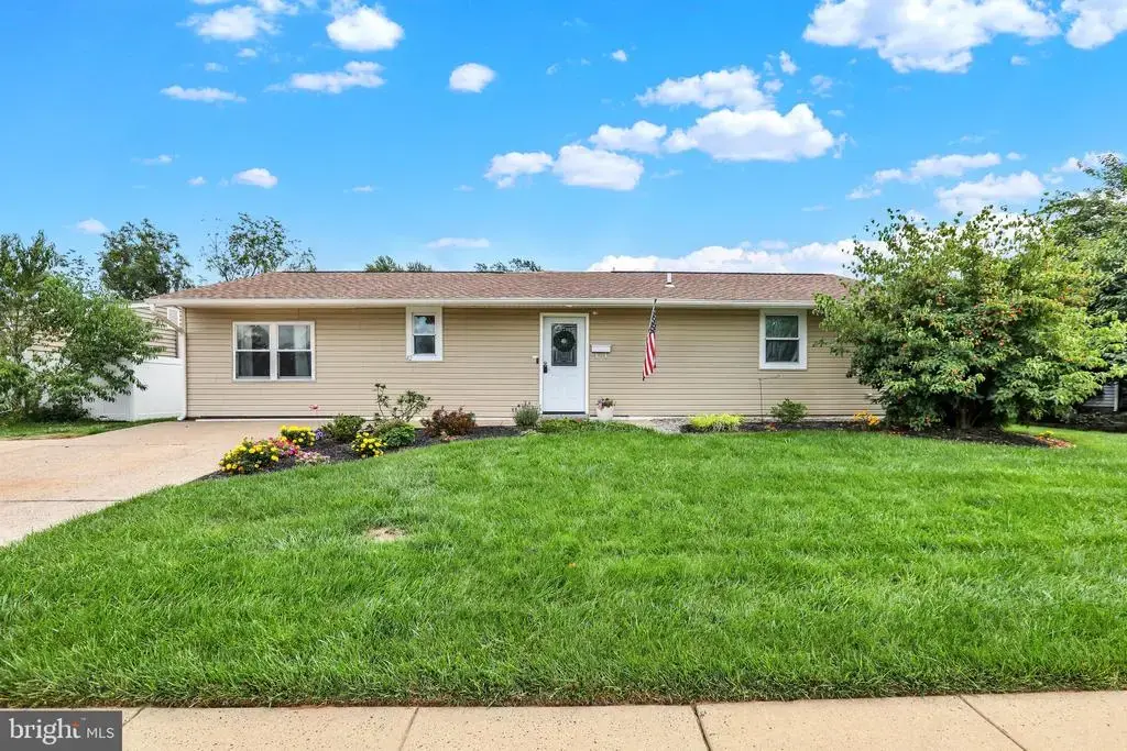 42 Burning Bush Ln, LEVITTOWN