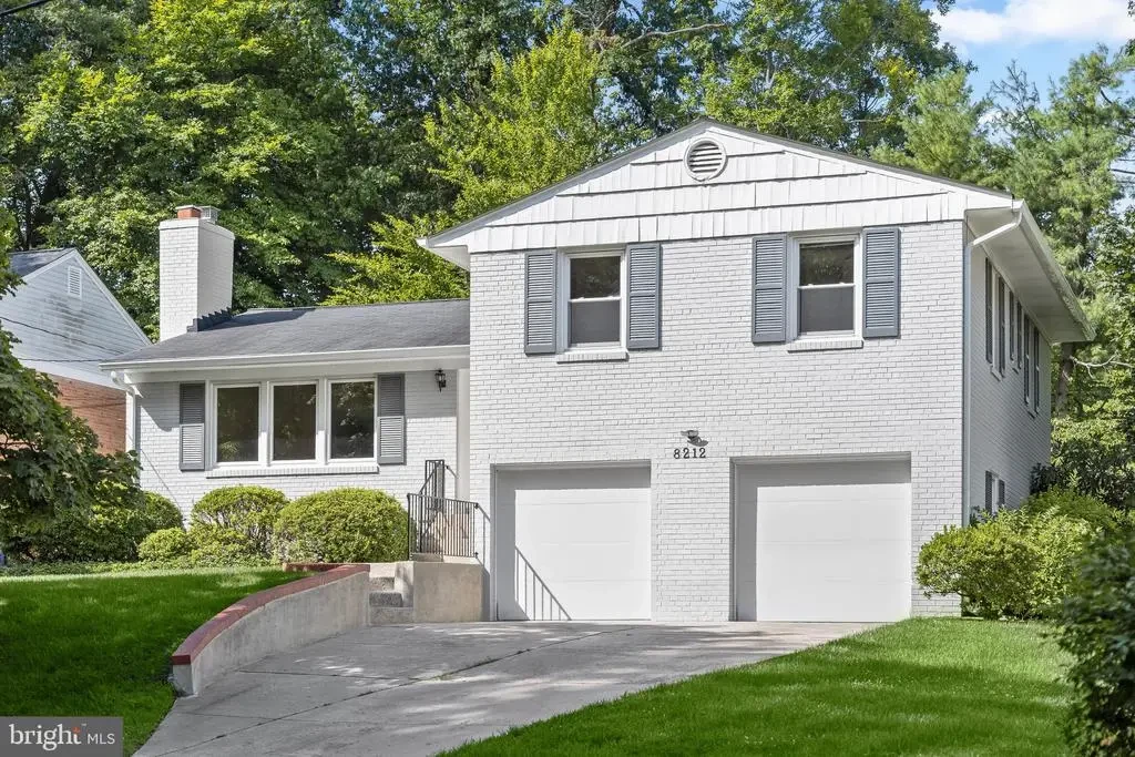 8212 Hawthorne Rd, BETHESDA
