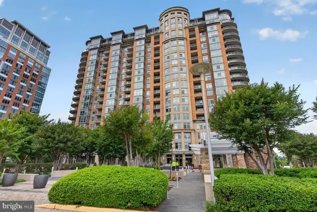 8220 Crestwood Heights Dr #719, Mclean