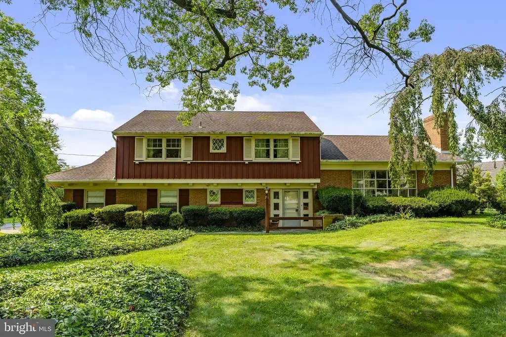 1230 Country Club Dr, LANCASTER
